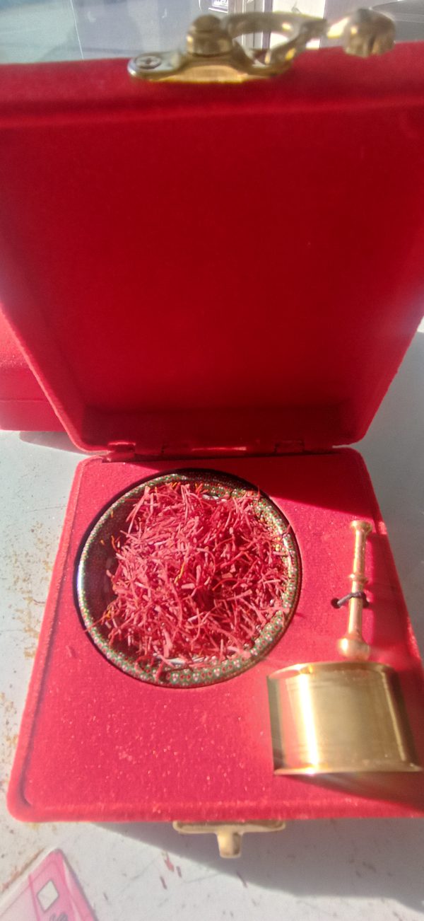 زعفران ممتاز یک مثقال 4.6 گرم خالص با بسته بندی جعبه ای با زعفران ساو